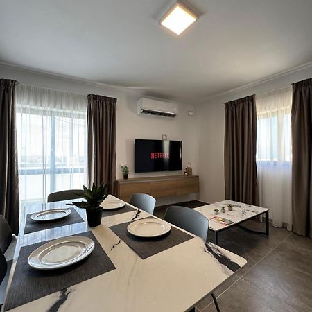 Charming Corner Apartment With Country View 2Br 세인트폴스베이 외부 사진