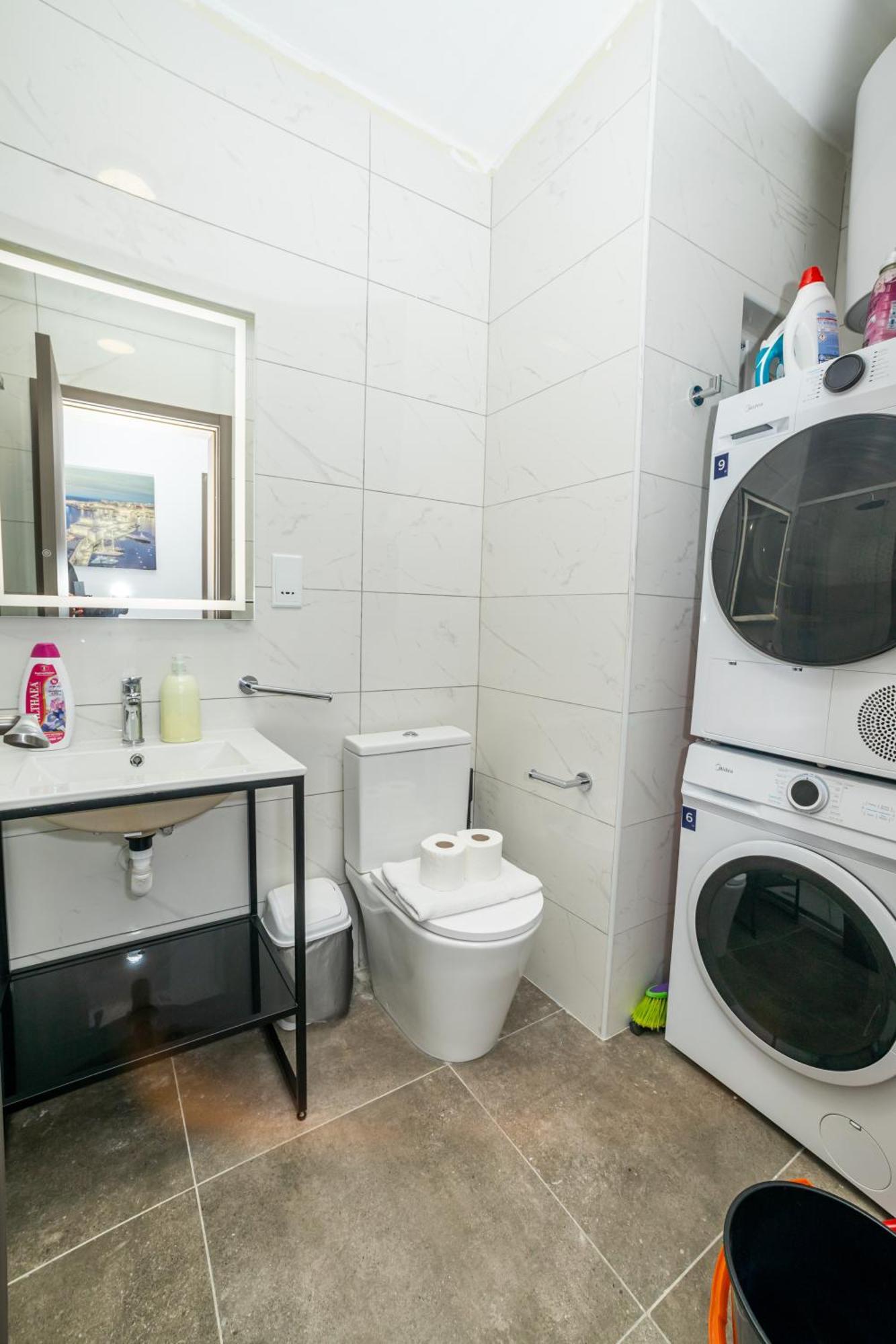 Charming Corner Apartment With Country View 2Br 세인트폴스베이 외부 사진